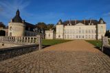 chateau-montgeoffroy-allee-entree-garatt-800-72300