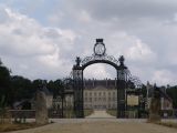 chateau-montgeoffroy-portail2-regards-scenographie-800-72320