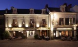 hotel-la-croix-blanche-fontevraud-facade-de-nuit-1180139