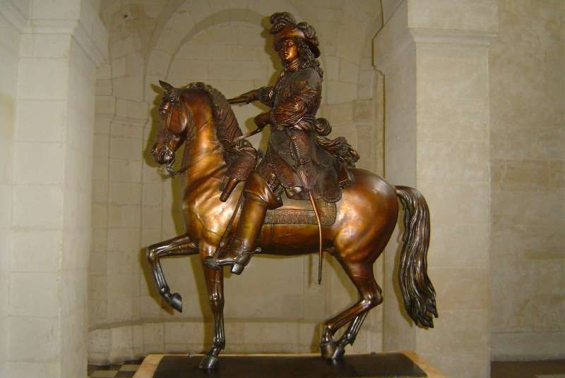 musee-cavalerie-statue-socle-800-59923